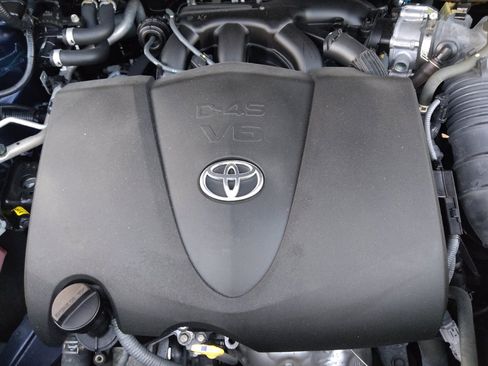Used 2021 Toyota Highlander LE FWD image 30