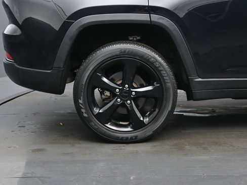 Used 2023 Jeep Grand Cherokee Altitude image 9