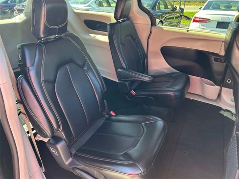 Used 2024 Chrysler Pacifica Touring-L image 21