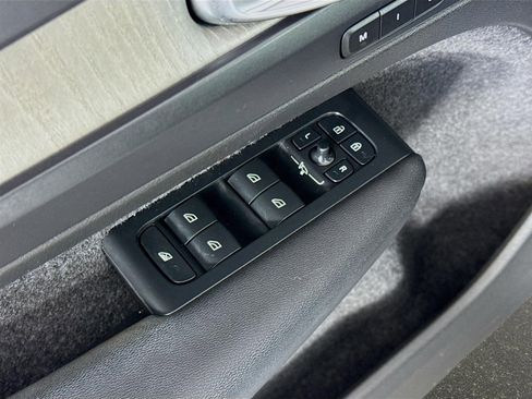 Used 2023 Volvo XC40 B4 Plus w/ Driver Assist Package image 21