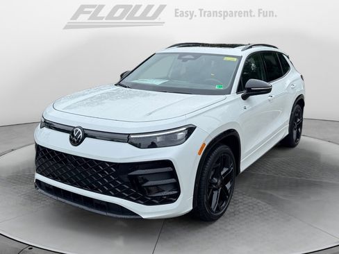 New 2025 Volkswagen Tiguan SE R-Line image 3