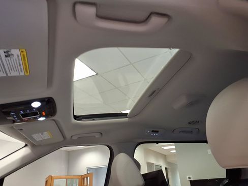 Used 2025 Kia Carnival SX Prestige FWD image 22