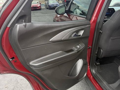 Used 2024 Chevrolet TrailBlazer LT w/ Convenience Package FWD image 9