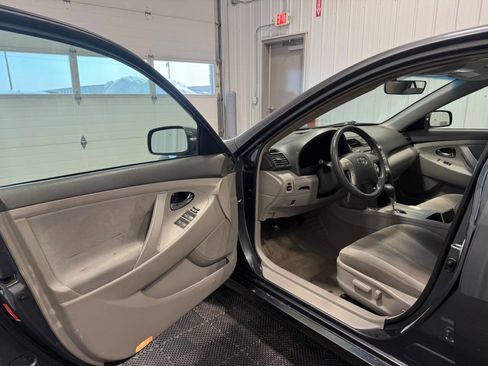 Used 2011 Toyota Camry LE w/ LE Extra-Value Pkg image 6
