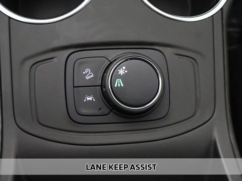 Used 2024 GMC Terrain SLE image 3