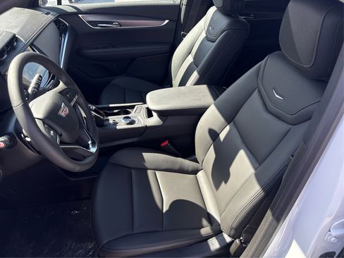 New 2025 Cadillac XT6 Luxury image 9
