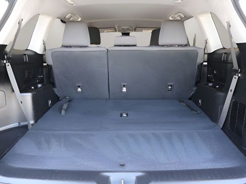 Used 2018 Toyota Highlander LE FWD image 18