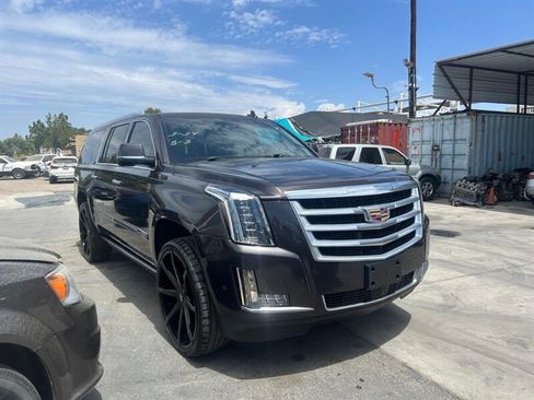 Used 2017 Cadillac Escalade ESV Premium Luxury AWD/4WD image 4