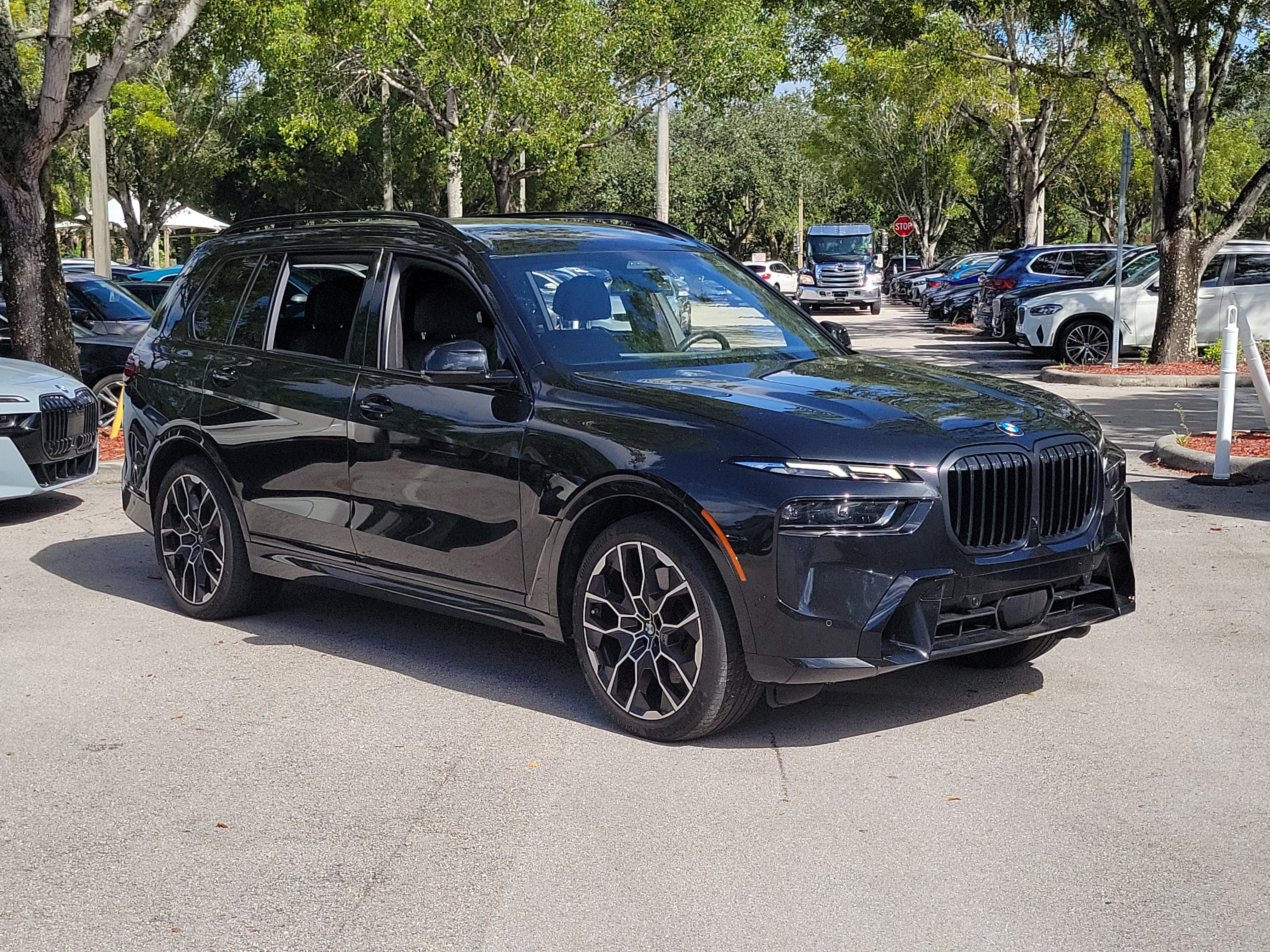 Used 2024 BMW X7 xDrive40i w/ M Sport Package AWD/4WD image 1