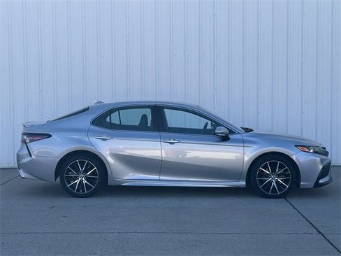 Used 2022 Toyota Camry SE image 3