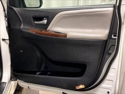Used 2017 Toyota Sienna Limited image 11