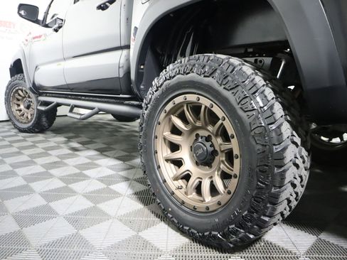 Used 2016 Toyota Tacoma TRD Off-Road w/ Towing Package AWD/4WD image 11