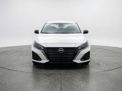 Used 2025 Nissan Altima 2.5 SV image 2