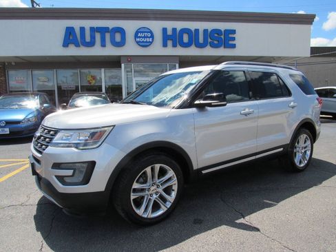 Used 2017 Ford Explorer XLT w/ Equipment Group 202A AWD/4WD image 26