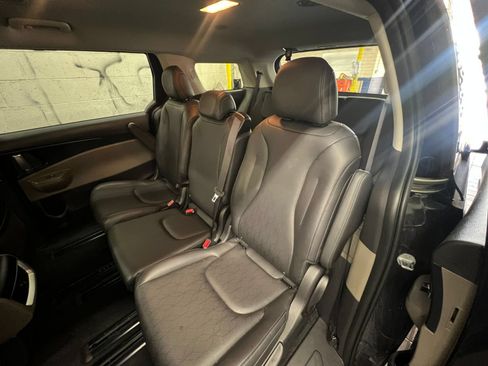 Used 2026 Kia Carnival FWD image 38