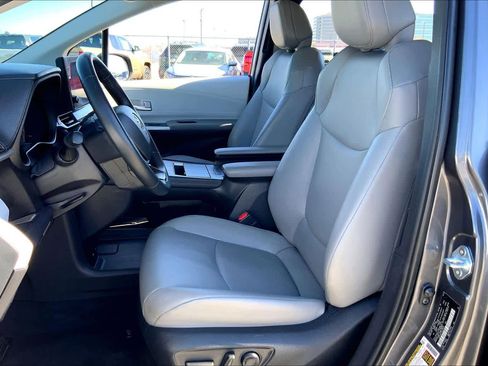 Used 2025 Toyota Sienna XLE image 7
