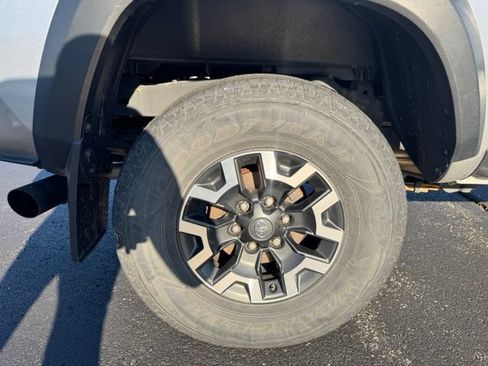 Used 2021 Toyota Tacoma TRD Off-Road w/ Technology Package AWD/4WD image 10