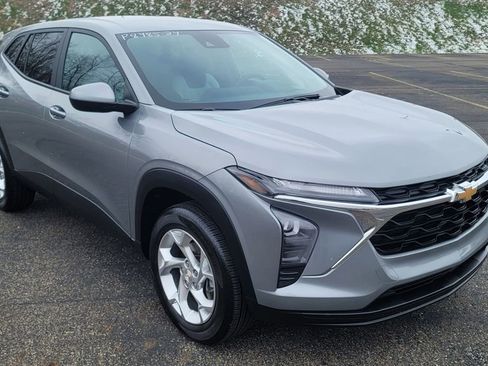 Used 2024 Chevrolet Trax LS w/ LS Convenience Package image 2