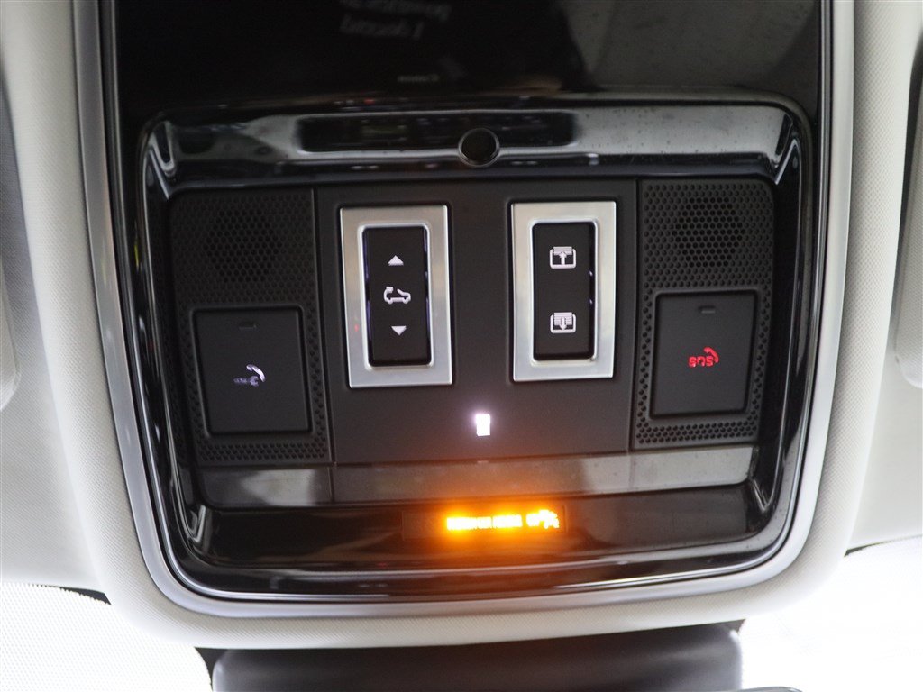 Used 2020 Land Rover Range Rover Velar S AWD/4WD image 37