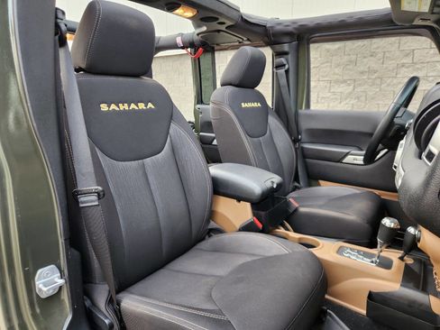 Used 2015 Jeep Wrangler Unlimited Sahara w/ Connectivity Group AWD/4WD image 16