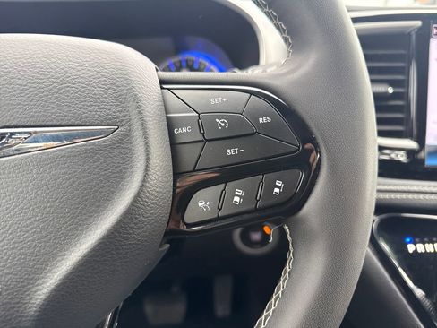 Used 2024 Chrysler Pacifica Touring FWD image 17