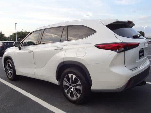 Used 2021 Toyota Highlander XLE FWD image 16