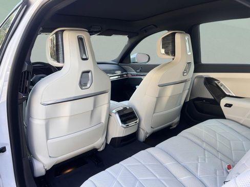 Used 2025 BMW i7 xDrive60 image 30