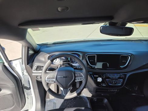 Used 2025 Chrysler Pacifica Select FWD image 18