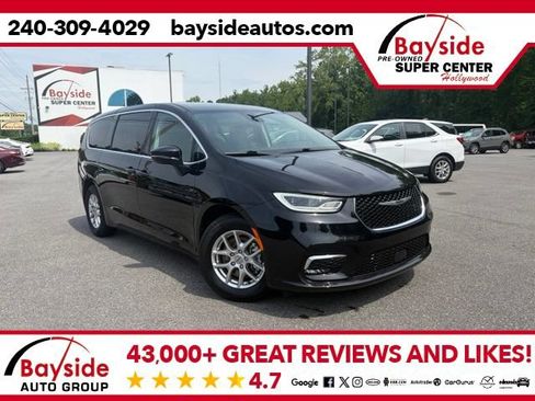 Used 2024 Chrysler Pacifica Touring-L FWD image 1