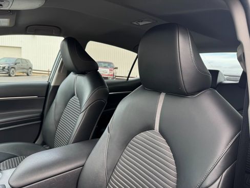 Used 2021 Toyota Camry SE image 10