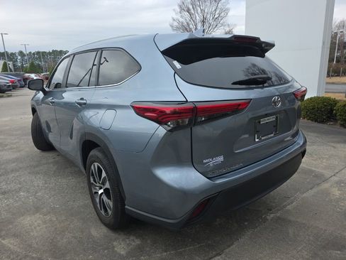 Used 2023 Toyota Highlander XLE image 3