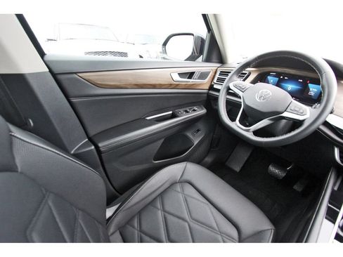 Used 2024 Volkswagen Atlas SE FWD image 8