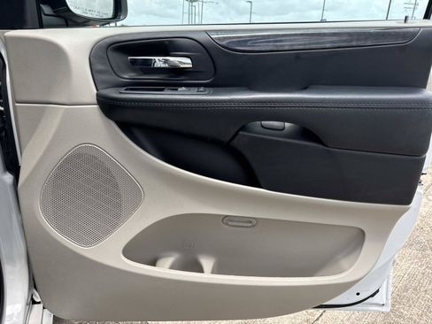 Used 2020 Dodge Grand Caravan SE w/ UConnect Hands-Free Group FWD image 13
