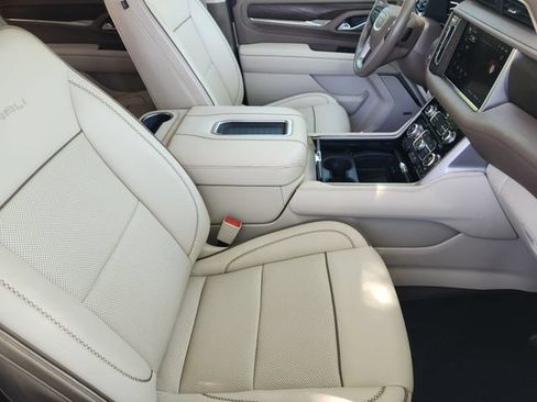 Used 2022 GMC Yukon XL Denali AWD/4WD image 14