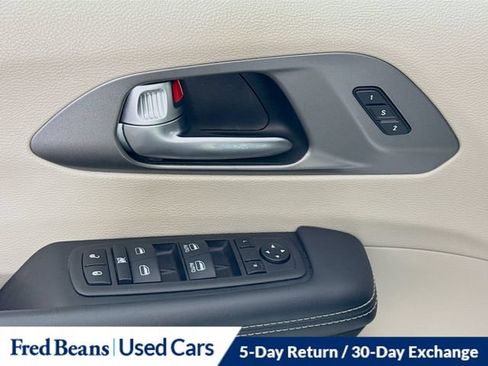 Used 2023 Chrysler Pacifica Touring-L FWD image 23
