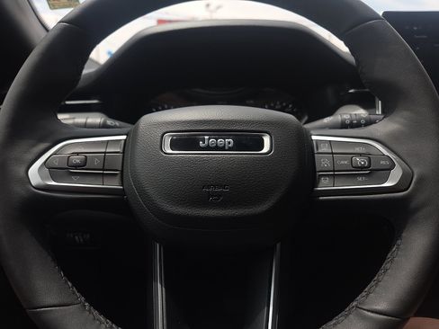Used 2025 Jeep Compass Limited AWD/4WD image 12