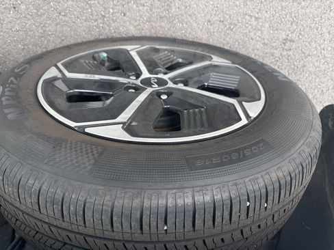 Certified 2024 Kia Niro EX image 5