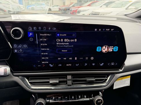 Used 2024 Chevrolet Equinox EV RS FWD image 21