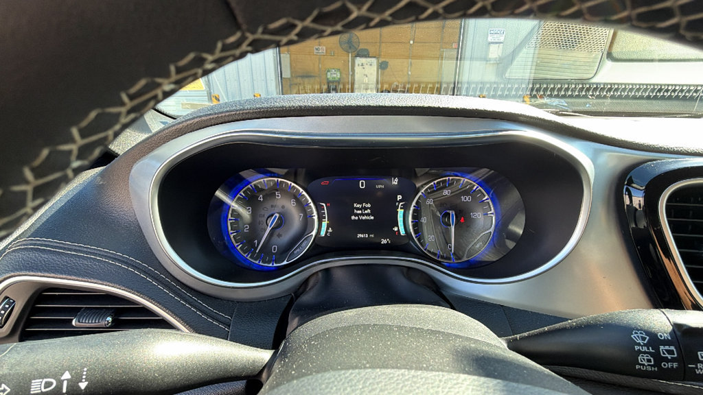 Used 2026 Chrysler Pacifica Limited FWD image 17