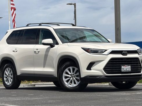 Used 2024 Toyota Grand Highlander AWD image 2
