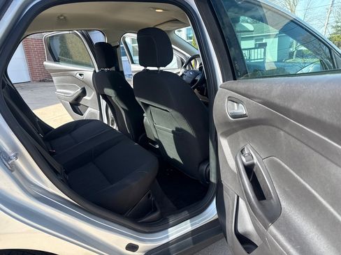 Used 2018 Ford Focus SE w/ SE Appearance Package image 13