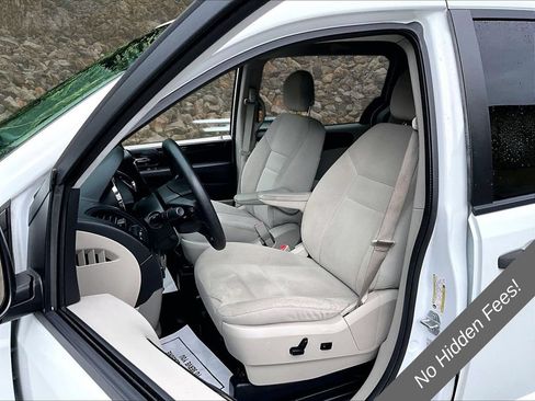 Used 2019 Dodge Grand Caravan SE w/ UConnect Hands-Free Group FWD image 19