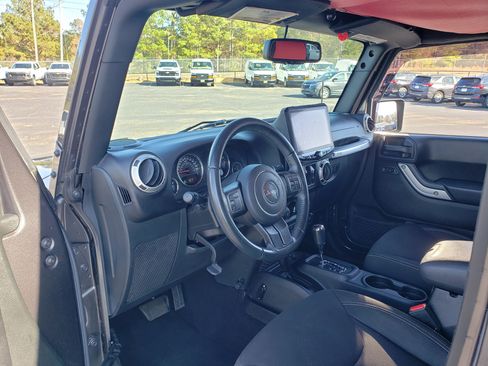 Used 2016 Jeep Wrangler Unlimited Sahara image 30