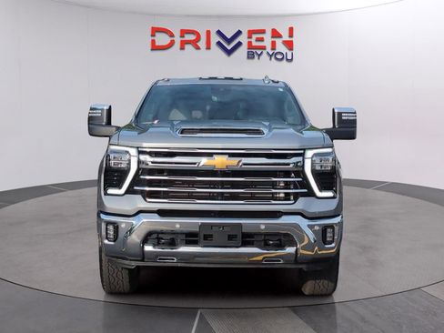 Used 2026 Chevrolet Silverado 2500 LTZ w/ LTZ Convenience Package AWD/4WD image 9