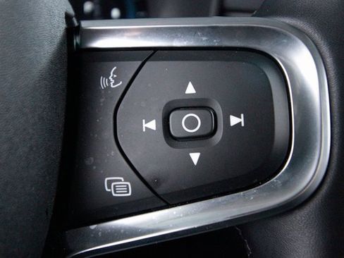 Certified 2025 Volvo XC40 B5 Plus image 21