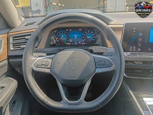 Used 2025 Volkswagen Atlas SE AWD/4WD image 14