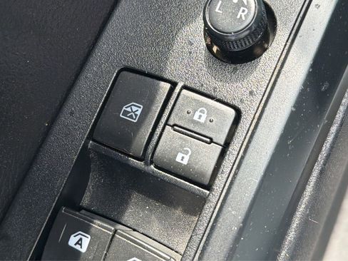Used 2020 Toyota Tacoma SR w/ SR Convenience Package RWD image 33
