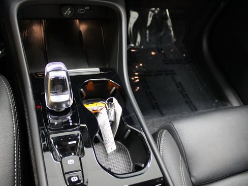 Used 2025 Volvo XC40 B5 Plus image 30