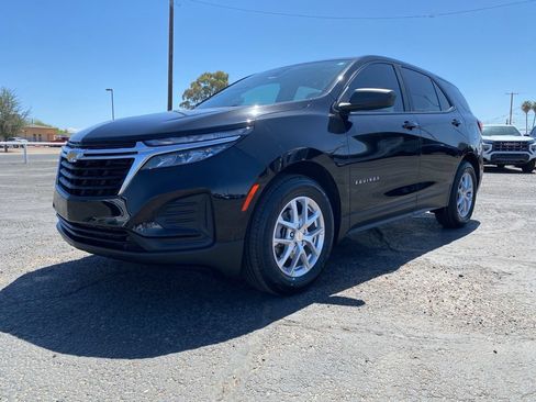 Used 2023 Chevrolet Equinox LS w/ LS Convenience Package FWD image 2