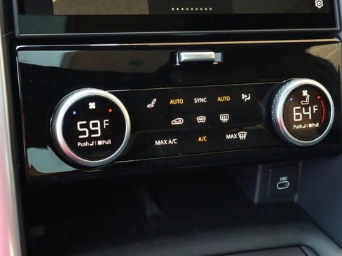 Certified 2024 Land Rover Discovery Dynamic SE image 26